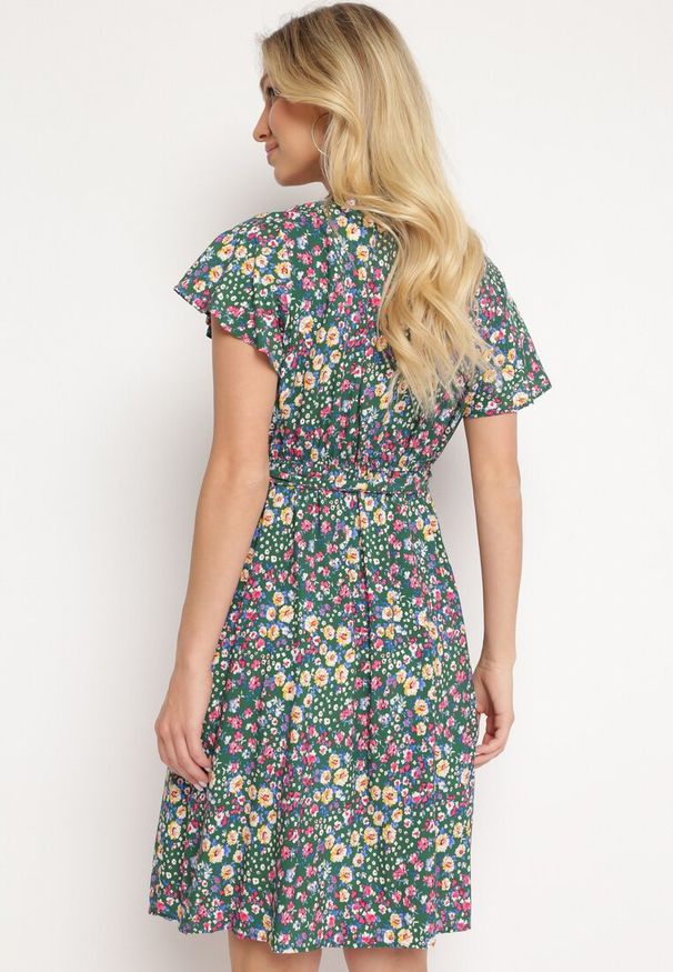 Born2be - Zielona Wiskozowa Kopertowa Sukienka Wiązana Materiałowym Sznurkiem z Gumką w Talii Zanlea. Typ kołnierza: dekolt w kształcie V. Kolor: zielony. Materiał: wiskoza, materiał. Długość rękawa: krótki rękaw. Sezon: lato. Typ sukienki: kopertowe