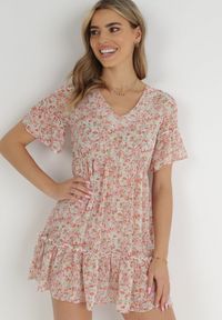 Born2be - Różowa Sukienka Myspheme. Typ kołnierza: dekolt w serek. Kolor: różowy. Materiał: tkanina. Długość rękawa: krótki rękaw. Wzór: kolorowy, kwiaty. Sezon: lato. Długość: mini #1