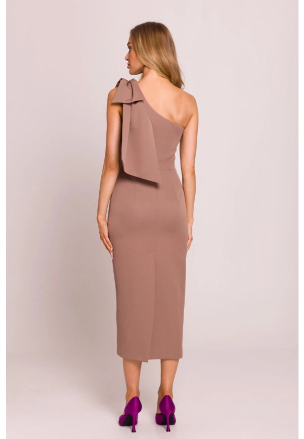 MOE - Elegancka sukienka ołówkowa na jedno ramię z kokardą mokka. Okazja: na wesele, na ślub cywilny, na imprezę. Typ kołnierza: kokarda. Kolor: miętowy. Materiał: materiał, elastan. Typ sukienki: ołówkowe. Styl: elegancki. Długość: midi