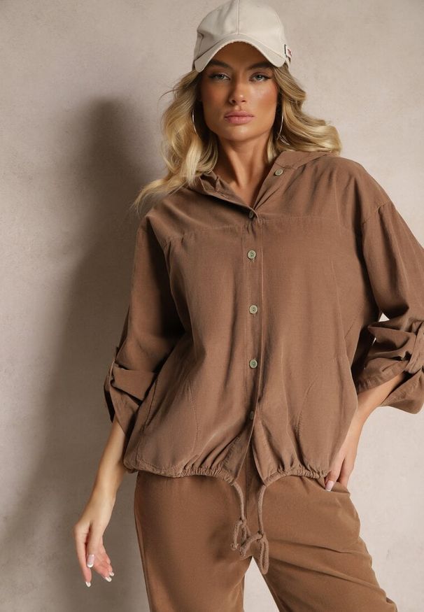 Renee - Jasnobrązowa Koszula z Bawełny o Luźnym Kroju z Kapturem i Ściągaczem Felanira. Okazja: na spacer, na co dzień. Typ kołnierza: kaptur. Kolor: brązowy. Materiał: bawełna. Wzór: aplikacja. Styl: elegancki, casual, klasyczny