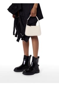 Kazar - Skórzana torebka na ramię typu baguette. Materiał: skórzane. Rozmiar: małe. Rodzaj torebki: na ramię #10