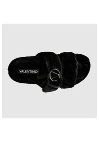 Valentino by Mario Valentino - VALENTINO Czarne klapki damskie z syntetycznego futerka. Kolor: czarny. Materiał: syntetyk, futro