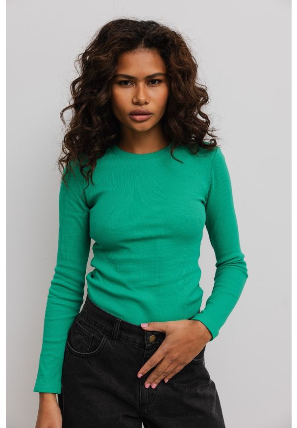 Marsala - Dopasowany top z prążkowanej dzianiny w kolorze SPRING GREEN - MOODY-XS. Materiał: dzianina, prążkowany. Długość rękawa: długi rękaw. Długość: długie