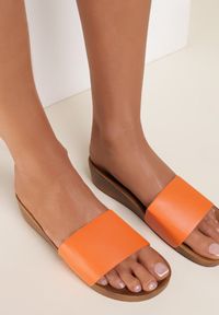 Renee - Pomarańczowe Klapki Morven. Nosek buta: okrągły. Kolor: pomarańczowy. Materiał: guma. Wzór: gładki. Obcas: na koturnie #2