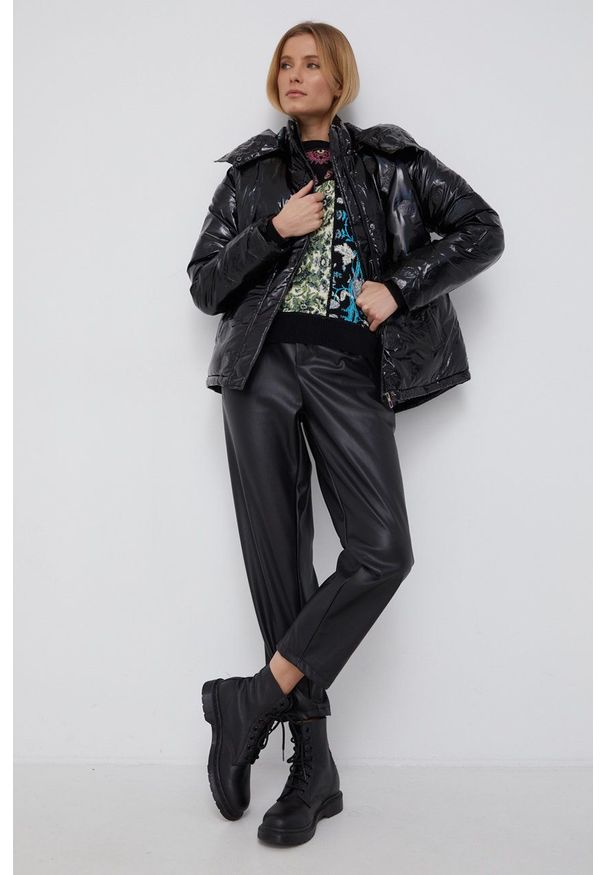Desigual Kurtka kolor czarny zimowa oversize. Kolor: czarny. Materiał: poliester. Długość: długie. Sezon: zima