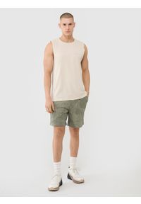 4f - 4F Spodenki casual męskie - oliwkowe 3XL. Kolor: oliwkowy, brązowy, wielokolorowy. Materiał: bawełna, materiał. Długość: krótkie