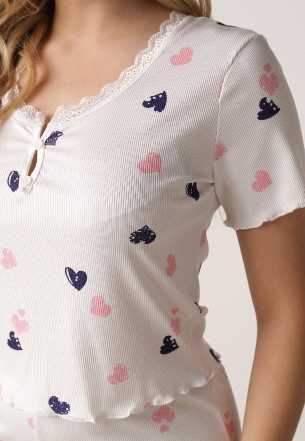 Born2be - Biały Komplet Piżamowy z Elastycznego Materiału Spodnie i Bluzka w Serca Veys. Kolor: biały. Materiał: materiał