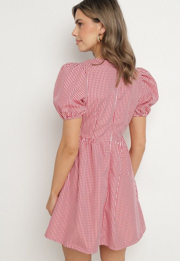 Born2be - Czerwona Rozkloszowana Sukienka w Kratkę Vichy w Stylu Retro z Wiązaniem Telionea. Okazja: na co dzień. Kolor: czerwony. Wzór: kratka. Typ sukienki: rozkloszowane. Styl: retro