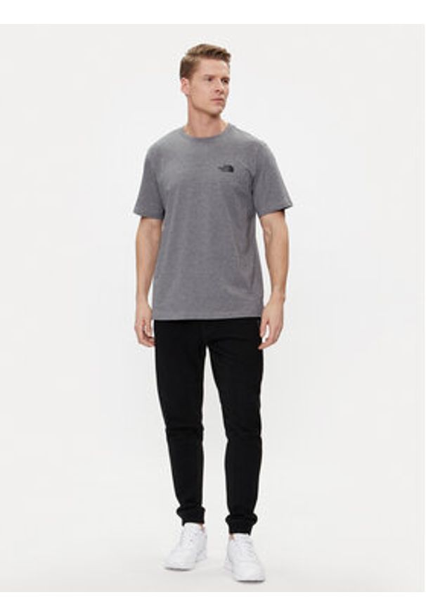 The North Face T-Shirt Simple Dome NF0A87NG Szary Regular Fit. Kolor: szary. Materiał: syntetyk, bawełna