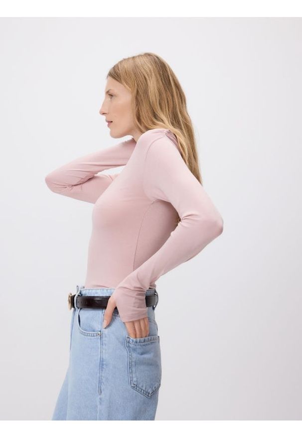 Reserved - Bluzka z ozdobnym marszczeniem - pastelowy róż. Kolor: różowy. Materiał: dzianina, wiskoza. Wzór: gładki