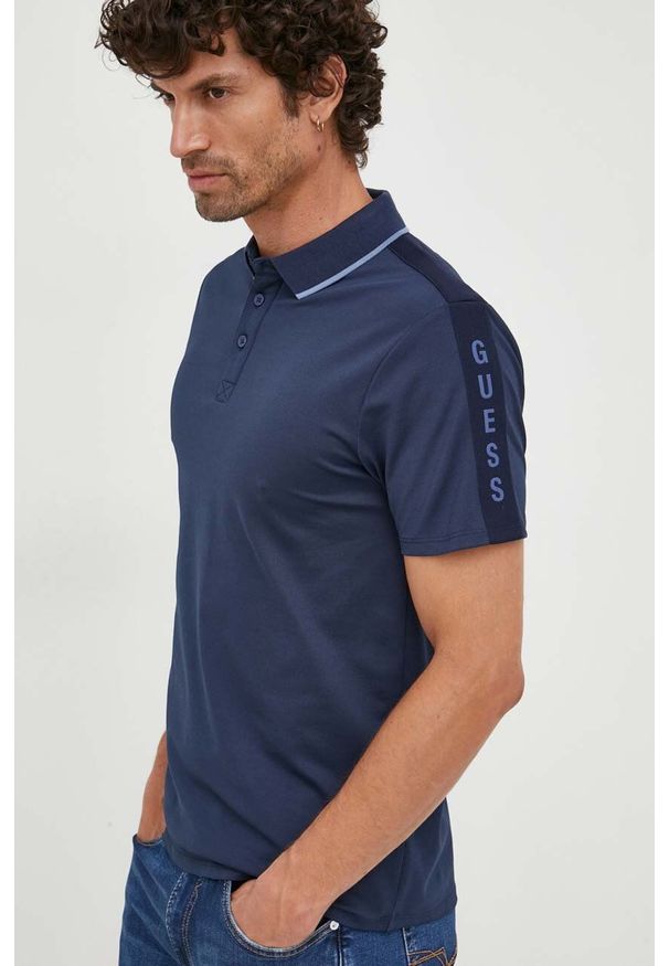 Guess polo męski kolor granatowy z aplikacją. Typ kołnierza: polo. Kolor: niebieski. Wzór: aplikacja