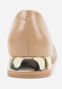 Renee - Ciemnobeżowe Czółenka Vices ze Skórzaną Wkładką na Niskim Obcasie z Połyskiem Criwilla. Okazja: na co dzień. Kolor: beżowy. Materiał: skóra. Wzór: grochy. Obcas: na obcasie. Styl: casual, elegancki, retro. Wysokość obcasa: niski #2