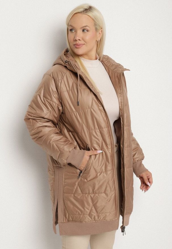 Born2be - Jasnobrązowa Kurtka z Pikowanymi Przeszyciami i Kapturem Zarimelia. Okazja: na co dzień. Kolekcja: plus size. Kolor: brązowy. Materiał: jeans. Styl: klasyczny, casual, elegancki, sportowy