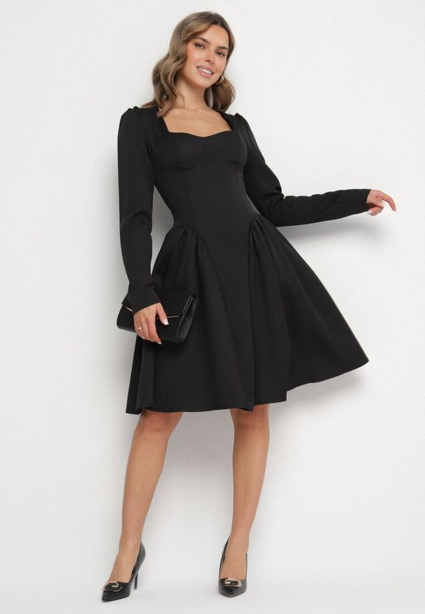 Born2be - Czarna Rozkloszowana Sukienka z Usztywnianymi Miseczkami Tillimara. Kolor: czarny. Typ sukienki: dopasowane