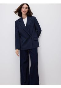 Reserved - Dwurzędowa marynarka w kratę - granatowy. Kolor: niebieski. Materiał: wiskoza, tkanina