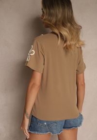 Renee - Jasnobrązowy T-shirt Zdobiony Aplikacjami w Kształcie Kwiatów Tilasea. Okazja: na co dzień. Kolor: brązowy. Materiał: jeans. Wzór: aplikacja, kwiaty. Styl: klasyczny, elegancki, casual #4
