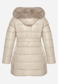 Born2be - Ciemnobeżowa Pikowana Kurtka z Kapturem z Futrem i Wiązanym Paskiem Zenilka. Okazja: na co dzień. Typ kołnierza: kaptur. Kolekcja: plus size. Kolor: beżowy. Materiał: futro. Styl: casual, elegancki