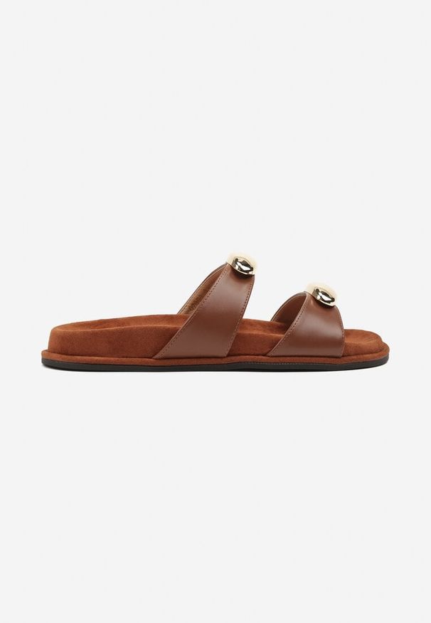 Born2be - Brązowe Klapki Vices Zdobione Aplikacjami Vomeza. Okazja: na co dzień. Kolor: brązowy. Materiał: len. Wzór: aplikacja. Styl: klasyczny, casual