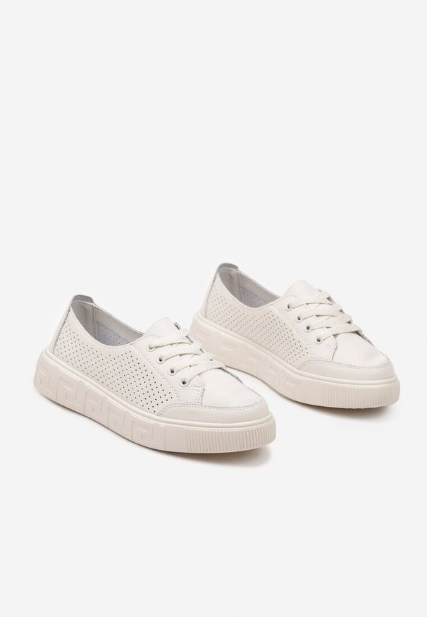 Born2be - Beżowe Sneakersy Skórzane z Drobną Perforacją Garinea. Okazja: na co dzień. Zapięcie: sznurówki. Kolor: beżowy. Materiał: skóra. Obcas: na płaskiej podeszwie