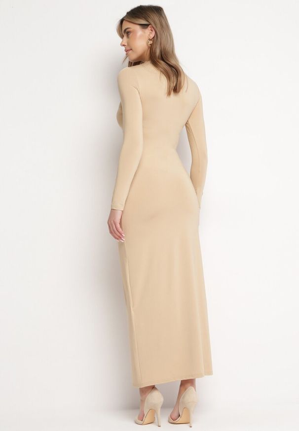 Born2be - Beżowa Dopasowana Sukienka Maxi z Długimi Rękawami Ovira. Kolor: beżowy. Materiał: materiał. Długość rękawa: długi rękaw. Typ sukienki: proste. Długość: maxi