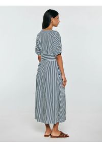 Big-Star - Sukienka damska midi z wiskozy w paski granatowo-białe Zissa 403. Okazja: do pracy, na co dzień, na spotkanie biznesowe. Kolor: niebieski. Materiał: wiskoza. Długość rękawa: krótki rękaw. Wzór: paski. Styl: biznesowy, klasyczny, casual. Długość: midi #3