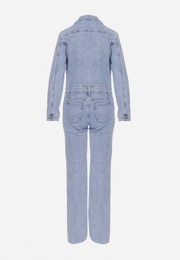 Born2be - Niebieski Jeansowy Kombinezon z Bawełny z Długim Rękawem i Spodniami Zapinany na Guziki Lystar. Okazja: na co dzień. Kolor: niebieski. Materiał: bawełna, jeans. Długość rękawa: długi rękaw. Długość: długie. Styl: casual, elegancki