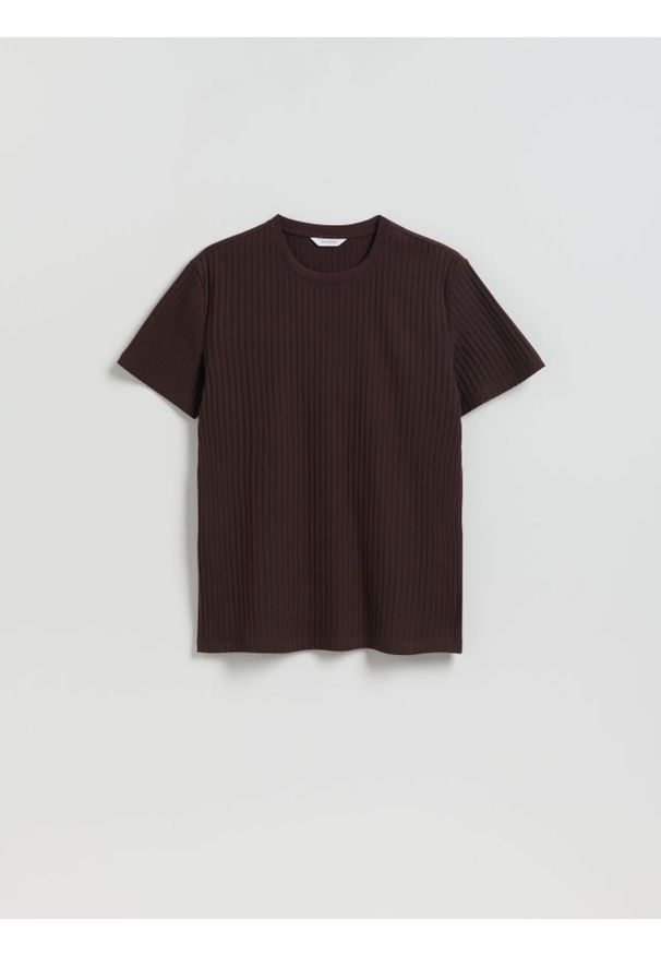 Reserved - T-shirt regular w prążek - ciemnobrązowy. Kolor: brązowy. Materiał: dzianina, bawełna. Wzór: prążki