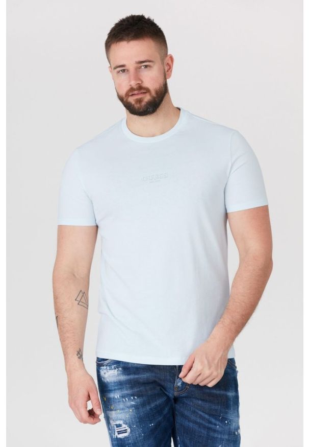 Guess - GUESS Błękitny t-shirt męski z aplikacją z logo, Rozmiar S. Kolor: niebieski. Wzór: aplikacja