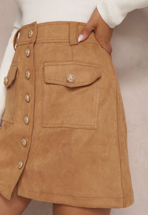 Renee - Ciemnobeżowa Spódnica Chloreis. Stan: podwyższony. Kolor: beżowy. Materiał: dzianina, materiał. Wzór: aplikacja, gładki. Sezon: jesień