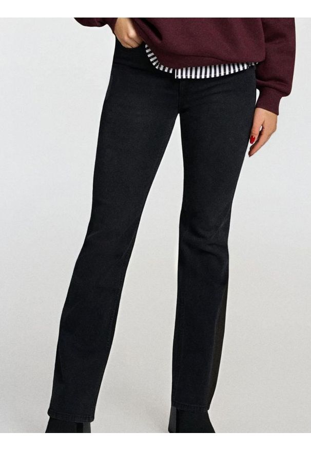 Sinsay - Spodnie jeansowe flare - czarny. Kolor: czarny