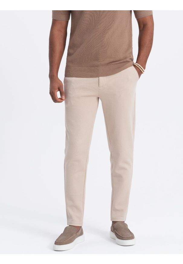 Ombre Clothing - Spodnie męskie CARROT ze strukturalnej dwukolorowej dzianiny - beżowe V2. Okazja: na co dzień. Kolor: beżowy. Materiał: dzianina. Styl: casual, elegancki