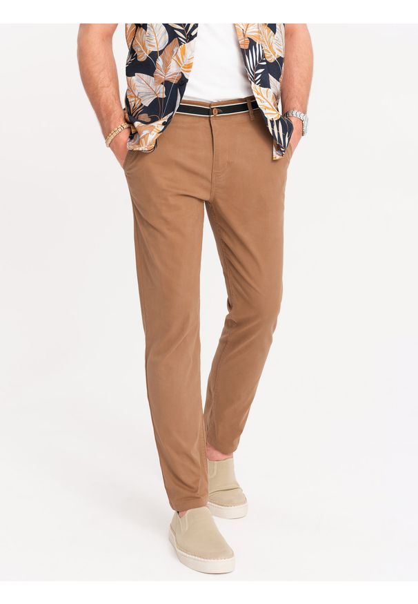 Ombre Clothing - Spodnie męskie chino z ozdobną taśmą w pasie SLIM FIT – brązowe V4 - Rozmiar: XL. Okazja: na co dzień. Kolor: brązowy. Materiał: elastan, bawełna. Styl: casual