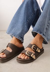 Born2be - Brązowe Płaskie Klapki z Regulowanymi Ozdobnymi Sprzączkami Lamicia. Kolor: brązowy. Materiał: jeans, len. Wzór: aplikacja. Styl: klasyczny #1