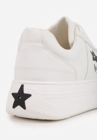 Renee - Biało-Czarne Sneakersy Vices na Platformie z Gwiazdką Fenarra. Okazja: na co dzień. Kolor: biały. Materiał: skóra, jeans. Obcas: na platformie #4