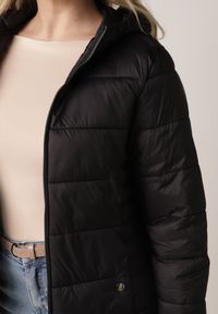 Born2be - Czarna Kurtka Pikowana na Sezon Pzejściowy z Kapturem Zinnitha. Okazja: na co dzień. Typ kołnierza: kaptur. Kolor: czarny. Materiał: nylon, dresówka. Styl: casual #2