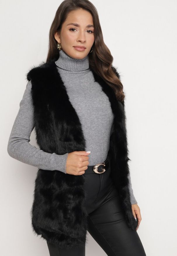 Born2be - Czarna Kamizelka z Futerka Ozdobiona Wstawkami z Ekoskóry Robenissa. Kolor: czarny. Materiał: futro. Wzór: aplikacja