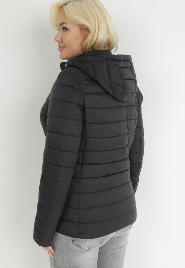 Born2be - Czarna Kurtka Pikowana Stelle. Okazja: na co dzień. Kolekcja: plus size. Kolor: czarny. Długość: długie. Wzór: gładki. Materiał: materiał, tkanina. Długość rękawa: długi rękaw. Sezon: zima, jesień. Styl: casual