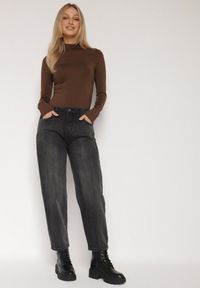 Born2be - Szare Jeansy o Kroju Mom Fit z Wysokim Stanem Ralerra. Okazja: na co dzień. Stan: podwyższony. Kolor: szary. Wzór: gładki. Styl: casual, elegancki