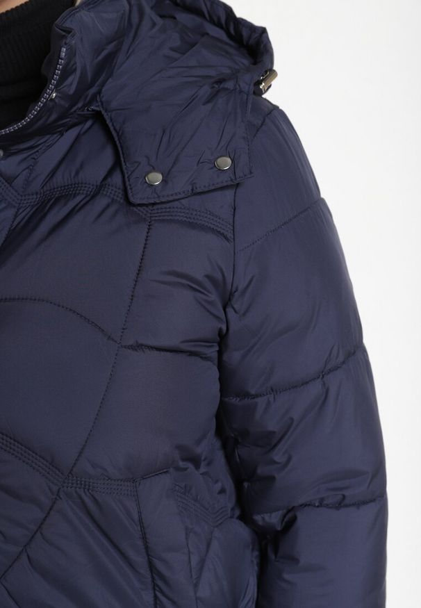 Born2be - Granatowa Pikowana Kurtka z Kieszeniami i Kapturem z Możliwością Odpięcia Nikigala. Okazja: na spacer, na co dzień. Kolekcja: plus size. Kolor: niebieski. Materiał: jeans, materiał. Styl: elegancki, casual