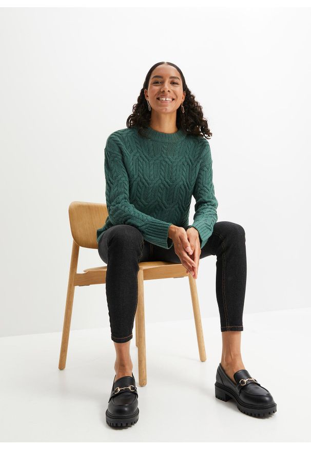 bonprix - Sweter z okrągłym dekoltem i wzorem w warkocze. Kolor: zielony