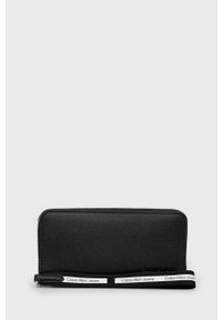 Calvin Klein Jeans portfel damski kolor czarny. Kolor: czarny. Materiał: materiał. Wzór: gładki