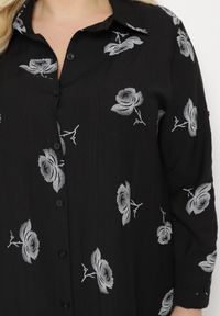 Born2be - Czarna Koszulowa Sukienka z Guzikami i Regulowanymi Rękawami Xatella. Kolekcja: plus size. Kolor: czarny. Wzór: kwiaty. Typ sukienki: koszulowe #3