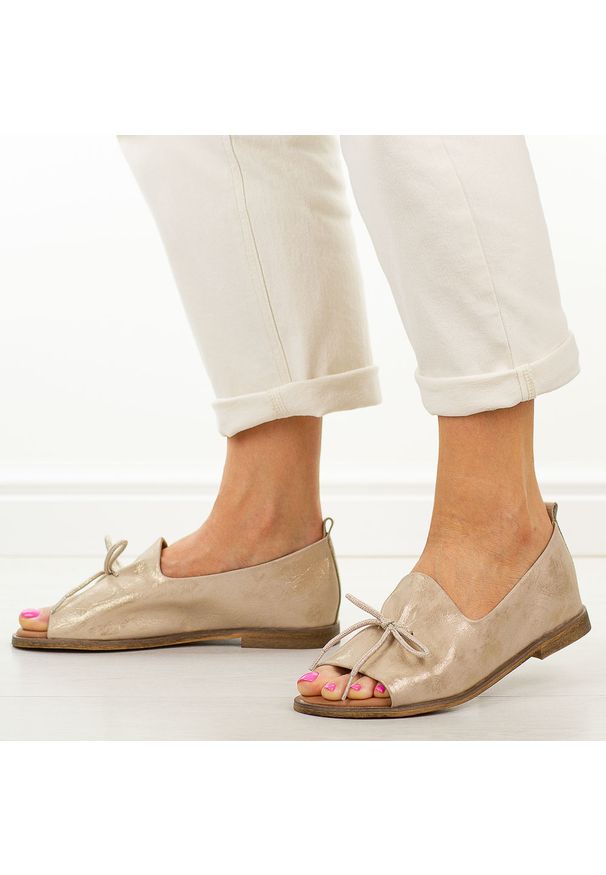 POTOCKI - Złote skórzane płaskie sandały damskie Potocki 12824. Okazja: na co dzień. Kolor: złoty. Materiał: skóra. Sezon: wiosna, lato. Styl: casual, klasyczny, elegancki