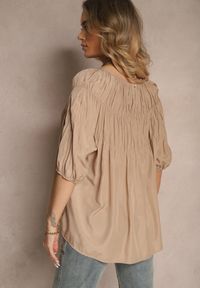 Renee - Jasnobrązowa Bluzka z Wiskozą o Fasonie Oversize z Gumkami w Ramionach Alirona. Okazja: na spacer. Kolor: brązowy. Materiał: wiskoza. Styl: klasyczny, elegancki #3