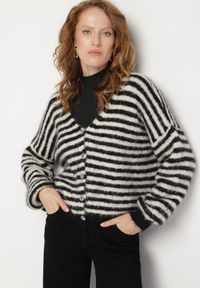 Born2be - Czarny Kardigan z Wełną w Paski o Nietoperzowym Fasonie Fesmera. Okazja: na co dzień. Typ kołnierza: dekolt w serek. Kolor: czarny. Materiał: wełna. Wzór: paski. Styl: casual