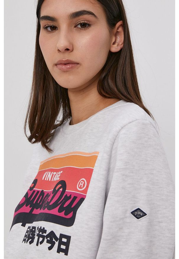Superdry - Bluza. Okazja: na co dzień. Kolor: szary. Materiał: dzianina. Długość rękawa: długi rękaw. Długość: długie. Wzór: nadruk. Styl: casual