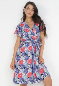 Born2be - Niebiesko-Czerwona Rozkloszowana Sukienka z Metaliczną Nitką i Wiązanym Paskiem Noldan. Kolor: niebieski. Materiał: tkanina, materiał, wiskoza. Wzór: kwiaty #2