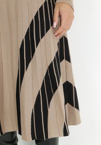 Born2be - Beżowa Sukienka z Wiskozy z Plisowanym Dołem Zila. Kolor: beżowy. Materiał: wiskoza. Sezon: zima, jesień #3