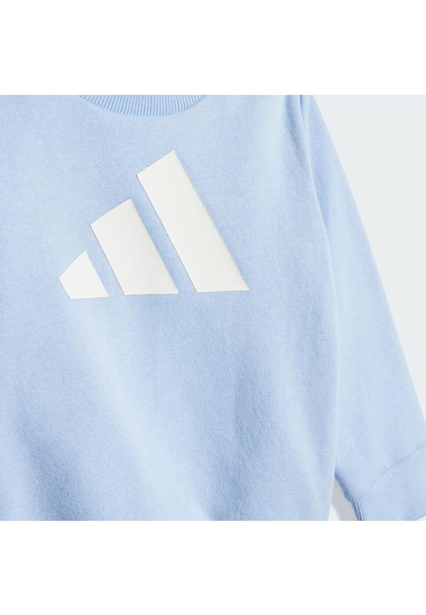 Adidas - Dres Essentials Kids. Kolor: biały, wielokolorowy, niebieski. Materiał: dresówka. Styl: sportowy