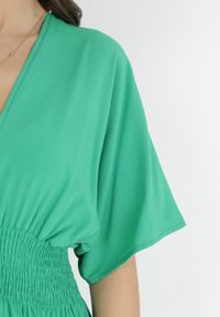 Born2be - Zielona Sukienka z Wiskozy z Marszczoną Gumką w Talii Demaria. Kolor: zielony. Materiał: wiskoza. Typ sukienki: rozkloszowane